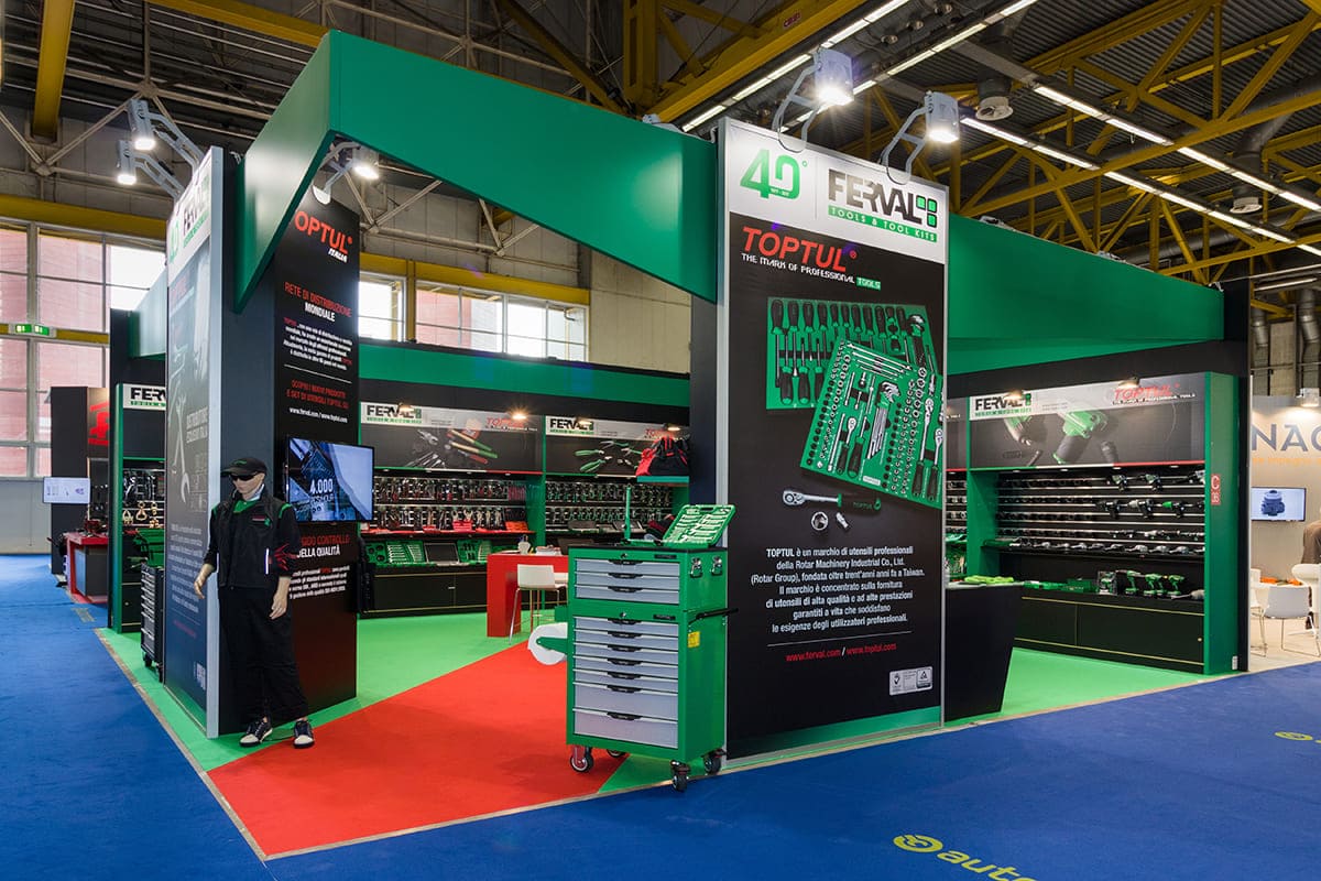 L'immagine raffigura un caso reale di allestimento fieristico: l'allestimento dello stand Ferval realizzato per Autopromotec di Bologna. La foto mostra lo stand ripreso dall'esterno.