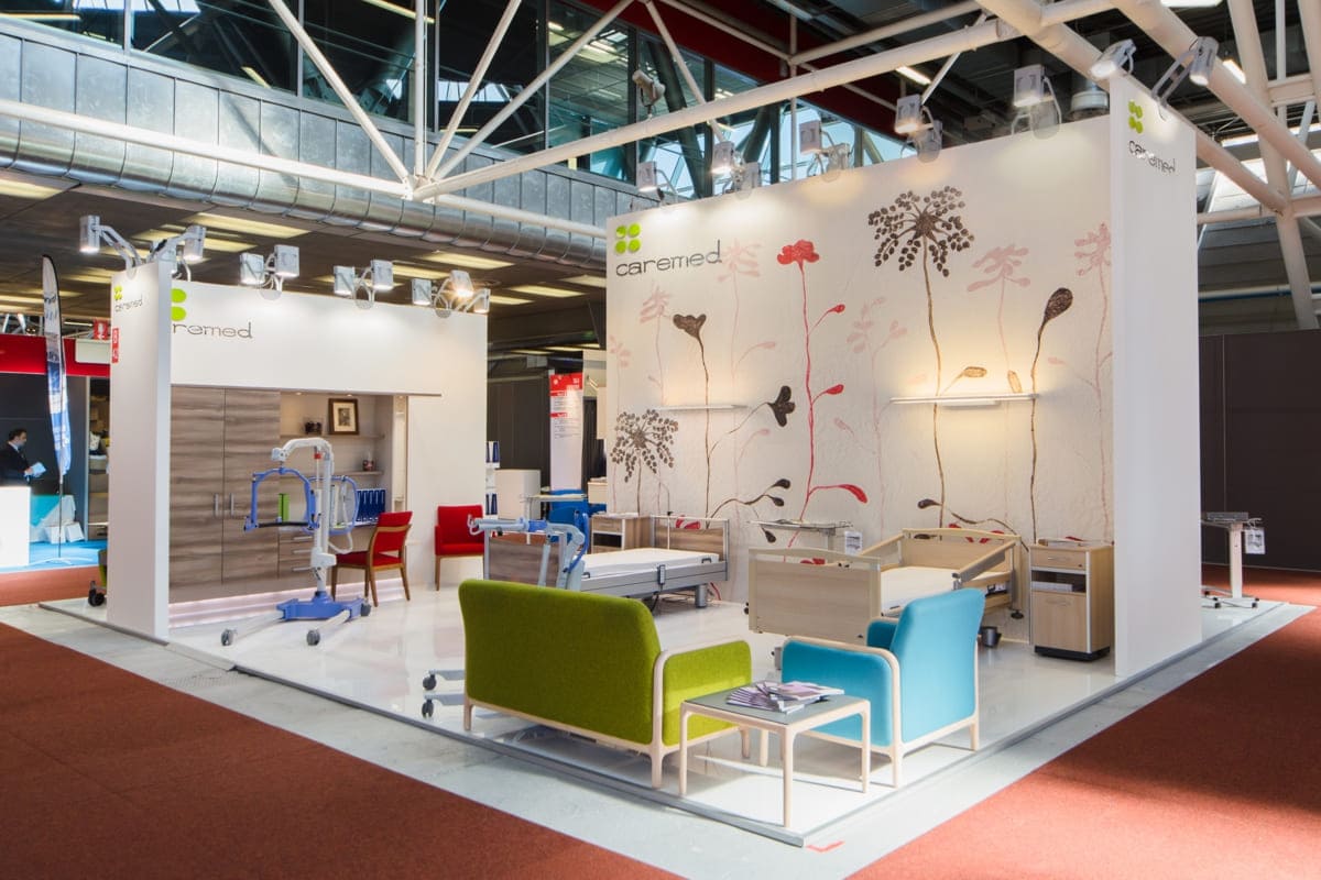 L'immagine raffigura un caso reale di allestimento fieristico: l'allestimento dello stand Caremed realizzato da Diquadro in occasione di una precedente edizione della fiera Exposanità di Bologna.