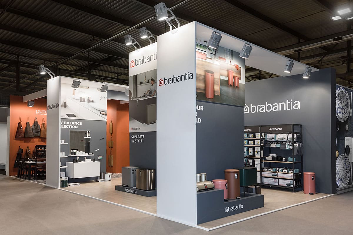 Allestimenti fieristici Home Milano Homi casi reali: l'allestimento stand realizzato per Brabantia Branding visto da Est L'immagine raffigura un caso reale di allestimento fieristico: l'allestimento dello stand Brabantia Branding BV realizzato da Diquadro in occasione di una precedente edizione della fiera Home Milano Homi.