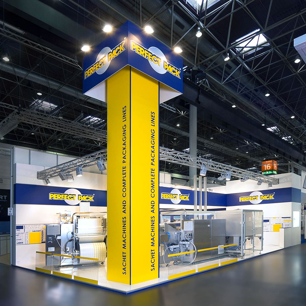 L'immagine raffigura un caso reale di allestimento fieristico: l'allestimento dello stand Perfect Pack del Gruppo IMA realizzato da Diquadro in occasione di una precedente edizione della fiera Interpack di Dusseldorf.