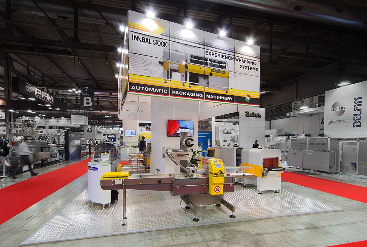 L'immagine raffigura un caso reale di allestimento fieristico: l'allestimento dello stand Imbalstock realizzato da Diquadro in occasione di una precedente edizione della fiera Ipack Ima di Milano
