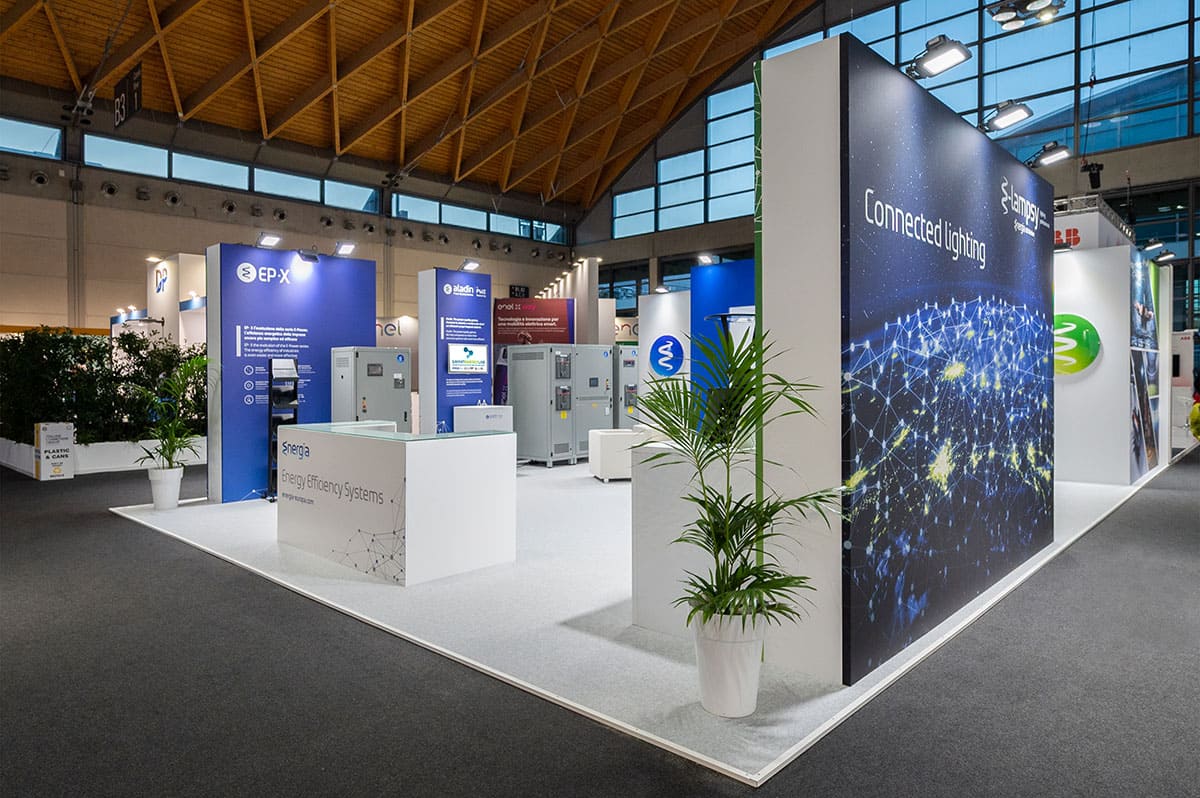 Allestimenti fieristici Key Energy Rimini casi reali: l'allestimento stand realizzato per Energia Europa L'immagine raffigura un caso reale di allestimento fieristico: l'allestimento dello stand Energia Europa realizzato da Diquadro in occasione di una precedente edizione della fiera Key Energy di Rimini