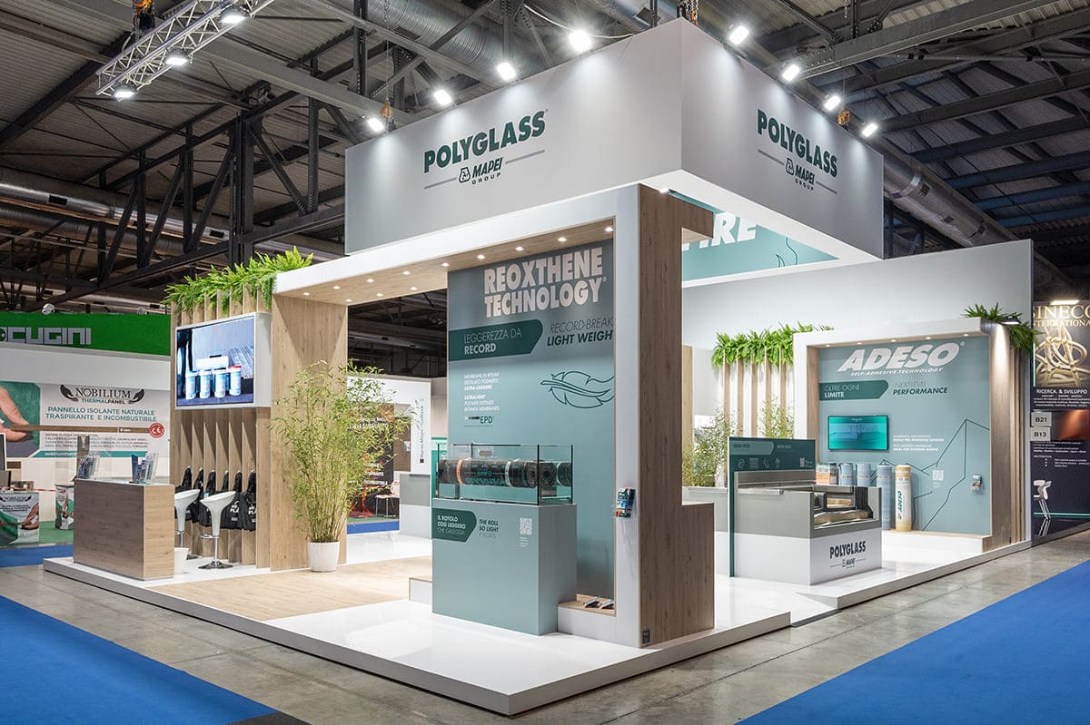 Allestimenti fieristici Made Expo Milano casi reali: L'allestimento stand realizzato per Polyglass L'immagine raffigura un caso reale di allestimento fieristico: l'allestimento dello stand Polyglass realizzato per Madeespo Madespo di Milano. La foto mostra lo stand ripreso dall'esterno.