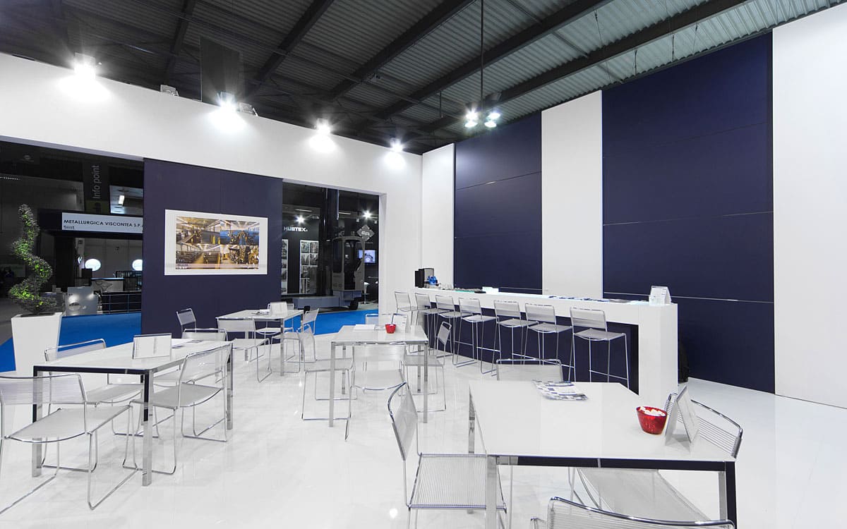 L'immagine raffigura un caso reale di allestimento fieristico: l'allestimento dello stand Rolafer SpA realizzato per Made in Steel di Milano. La foto mostra lo stand ripreso dall'interno
