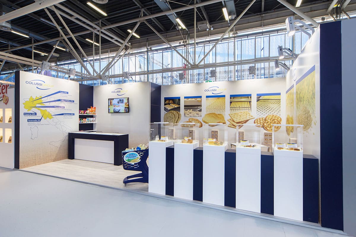 Come nella prima foto, questa terza immagine vediamo il caso reale dell' allestimento stand Colussi Perugia SpA realizzato da Diquadro allestimenti fieristici in occasione di una precedente edizione di Marca di Bologna fiere. Lo stand è è qui ripreso da destra e mostra il particolare delle vetrinette espositive esterne.
