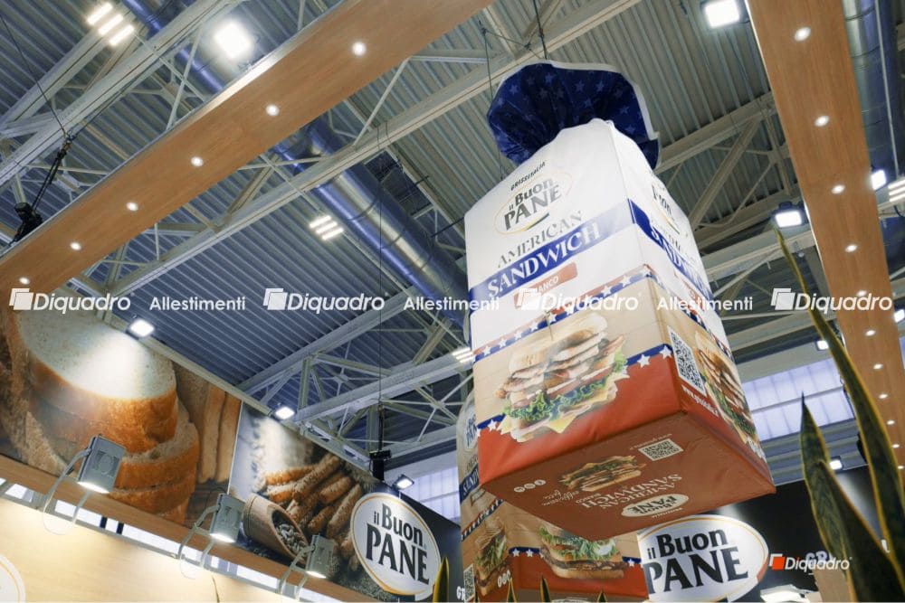 Allestimenti fieristici Marca Bologna casi reali: progetto di allestimento stand realizzato per Grissitalia Srl Il Buon Pane visto dal basso In questa seconda immagine dello stand si può cogliere bene la presenza dei due mockup appesi sopra al punto ricezione.
