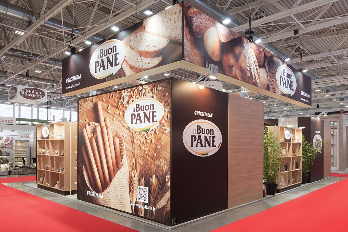 Allestimenti fieristici Marca Bologna casi reali: allestimento stand realizzato per il marchio Il Buon Pane visto da Nord Est Questa quarta immagine mostra lo stand IL BUON PANE, realizzato da Diquadro per la fiera Marca di Bologna, ripreso dall'angolo Nord Est e dà conto della dislocazione degli ambienti chiusi sul lato Nord.