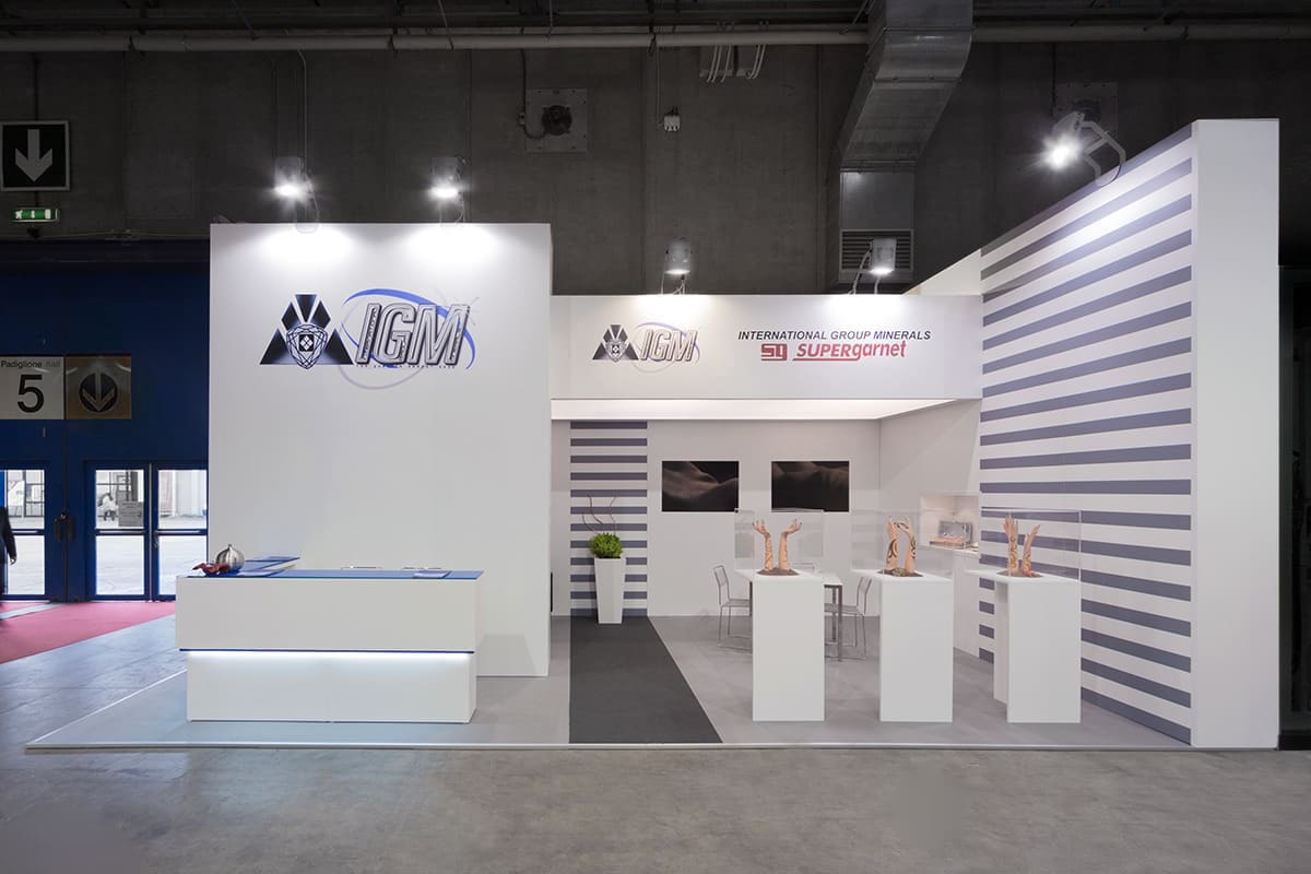 Allestimenti fieristici Marmomac Verona casi reali: l'allestimento stand realizzato per IGM L'immagine raffigura un caso reale di allestimento fieristico: l'allestimento dello stand IGM realizzato da Diquadro in occasione di una precedente edizione della fiera Marmomac di Verona