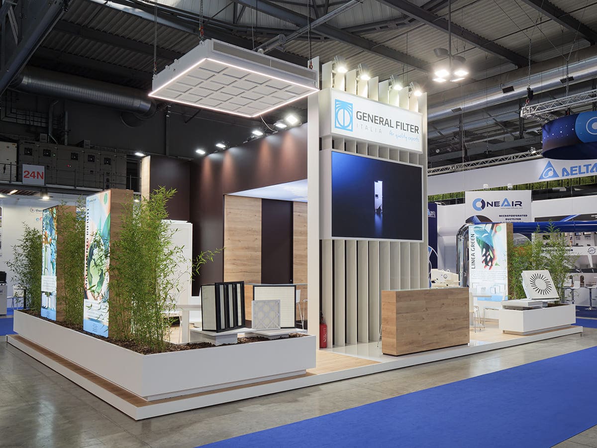L'immagine raffigura un caso reale di allestimento fieristico: l'allestimento dello stand General Filter realizzato da Diquadro in occasione di una precedente edizione della fiera MCE Mostra Convegno Expoconfort di Milano