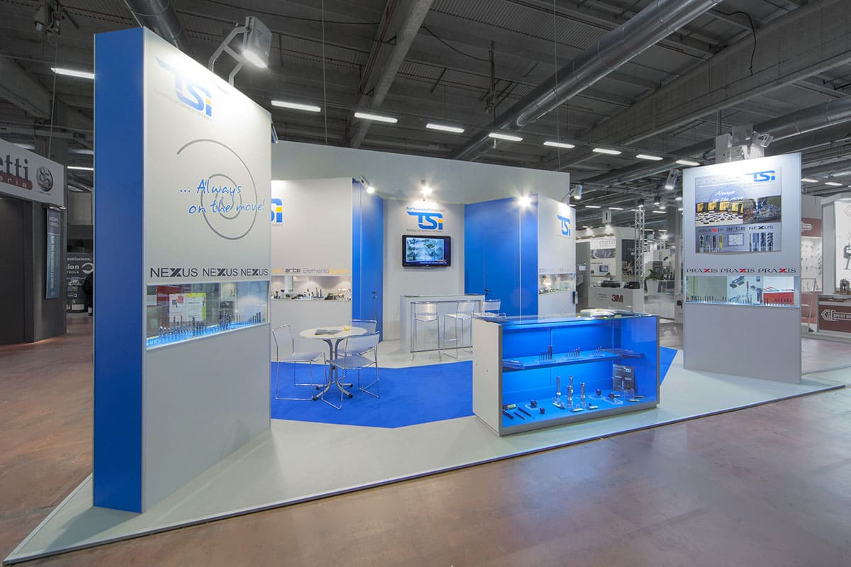 Allestimenti fieristici Mec Spe Bologna casi reali: l'allestimento stand realizzato per TSI AM Group L'immagine raffigura un caso reale di allestimento fieristico: l'allestimento dello stand TSI AM Group realizzato da Diquadro in occasione di una precedente edizione della fiera Mec Spe di Bologna