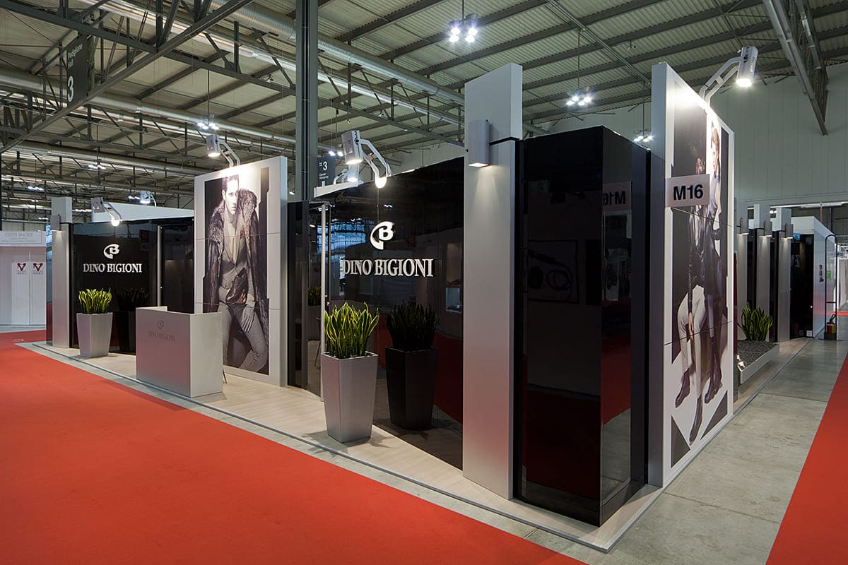 L'immagine raffigura un caso reale di allestimento fieristico: l'allestimento dello stand Dino Bigioni realizzato per fiera Micam di Milano. La foto mostra una vista esterna dello stand realizzato.