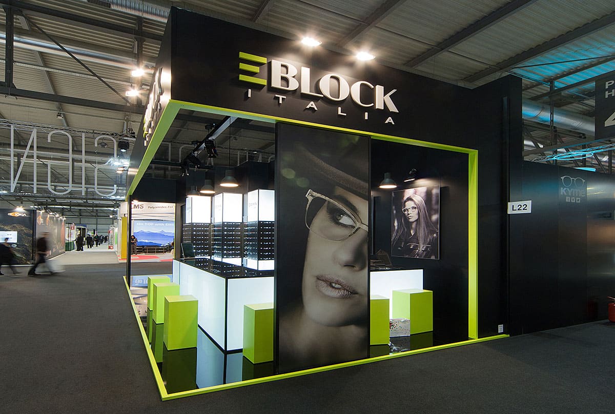 In questa seconda foto vediamo sempre il caso reale dell' allestimento stand Eblock realizzato da Diquadro allestitori fiere in occasione di una precedente edizione di Mido di Milano. Lo stand è qui ripreso da destra come nella foto precedente, ma con un angolazione che mostra meglio il lato di quattro metri dove campeggia uan grande foto pubblicitaria.