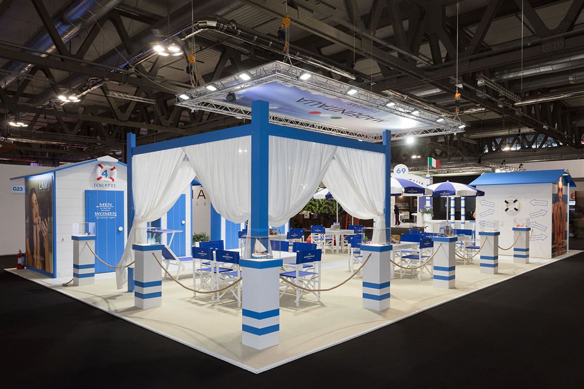 In quest'altra foto vediamo una panoramica sull' interno dell' allestimento fieristico realizzato per L'amy Group Made in Italia al Mido di Milano. L'inquadratura mostra in particolare il gazebo interno e il perimetro a due lati con le vetrinette espositive retroilluminate.