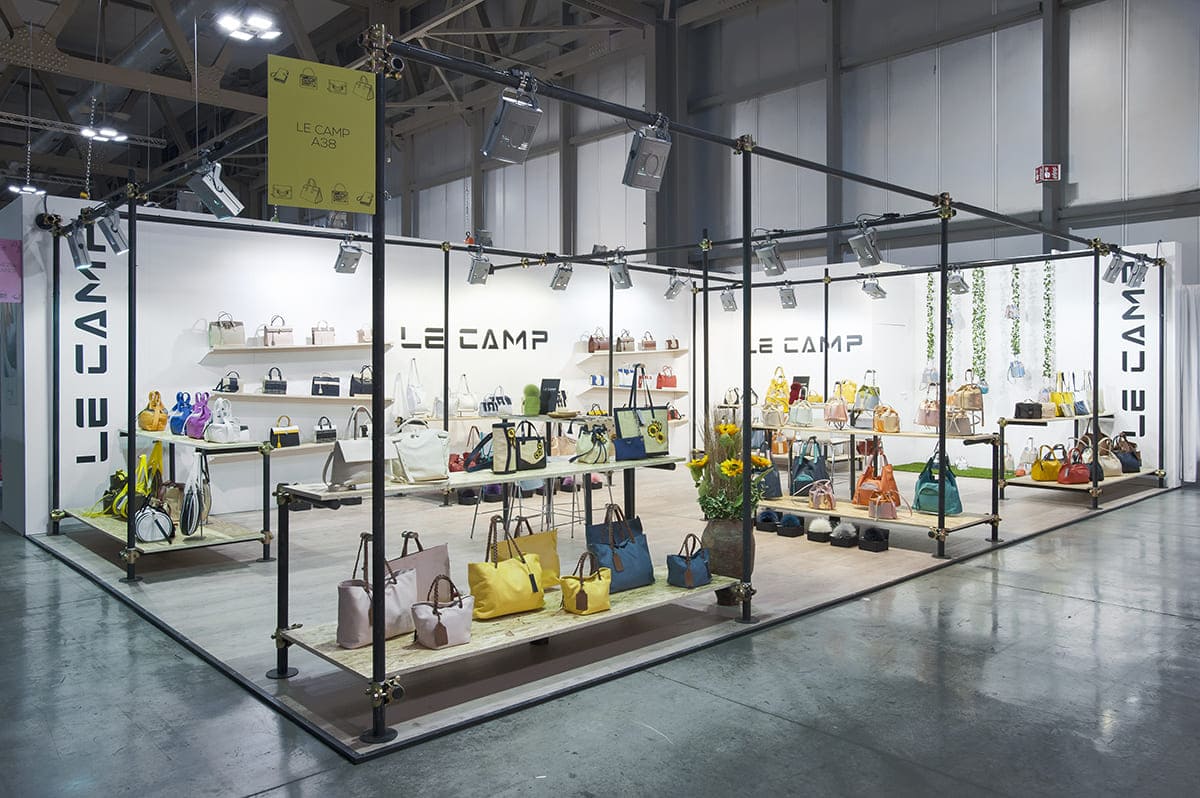 Allestimenti fieristici Mipel Milano casi reali: l'allestimento stand realizzato per Le Camp L'immagine raffigura un caso reale di allestimento fieristico: l'allestimento dello stand Le Camp realizzato da Diquadro in occasione di una precedente edizione della fiera Mipel di Milano