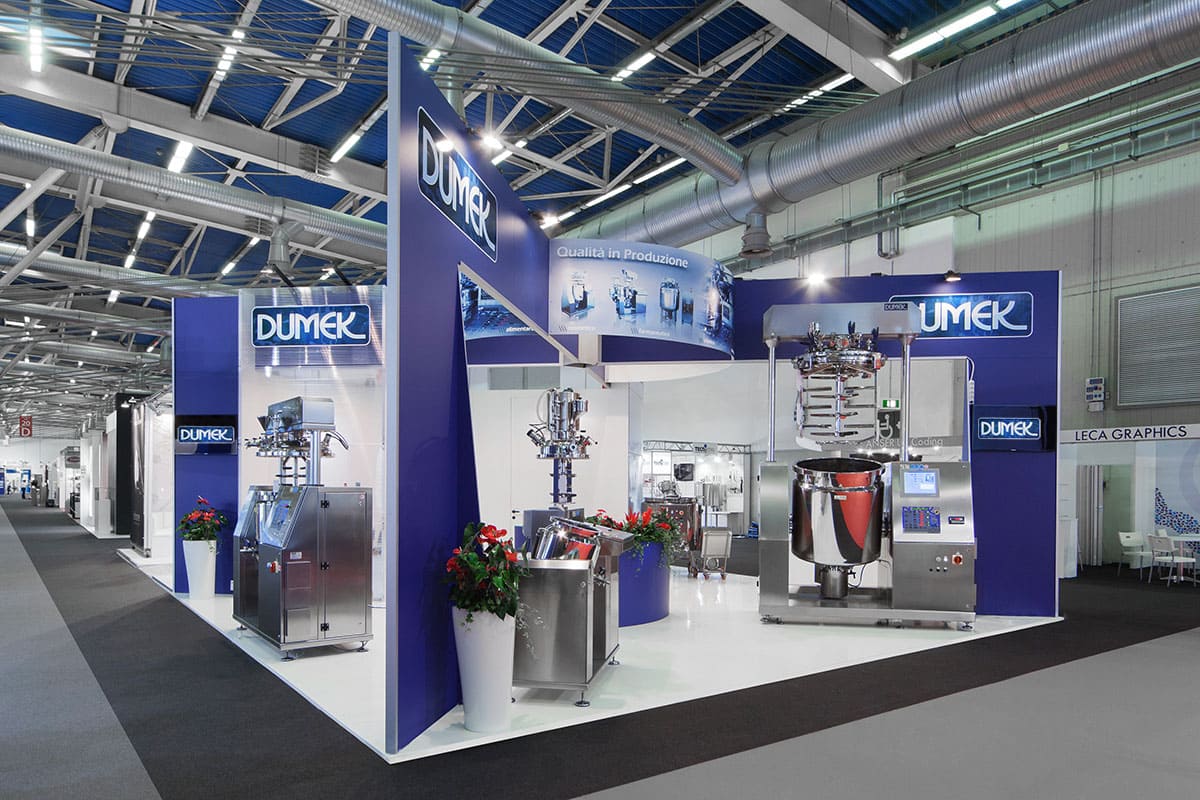 Allestimenti fieristici Farmintec Milano casi reali: l'allestimento stand realizzato per Dumek Gruppo Marchesini L'immagine raffigura un caso reale di allestimento fieristico: l'allestimento dello stand Dumek realizzato da Diquadro in occasione di una precedente edizione della fiera Pharmintech di Milano