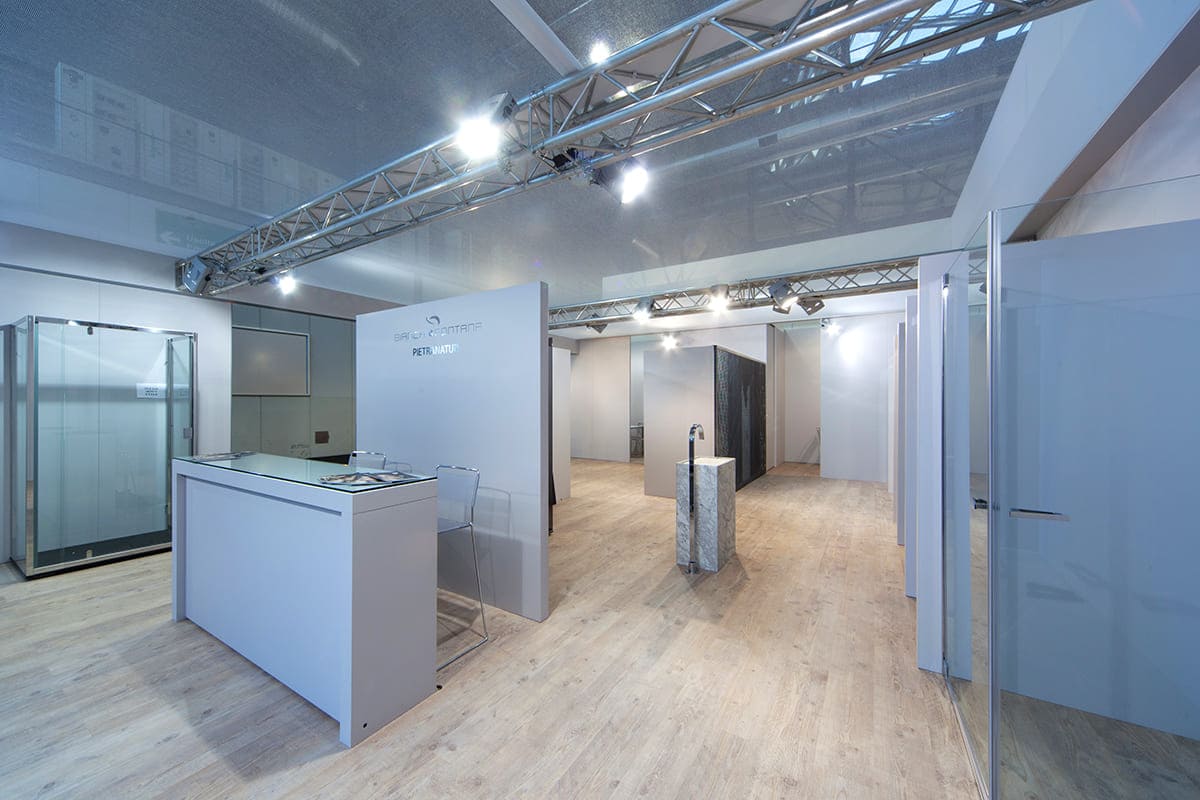 L'immagine raffigura un caso reale di allestimento fieristico: l'allestimento dello stand Bianchi & Fontana realizzato per Salone del Mobile e del Bagno di Milano. La foto mostra una vista interna dello stand ripreso dal punto ricezione.
