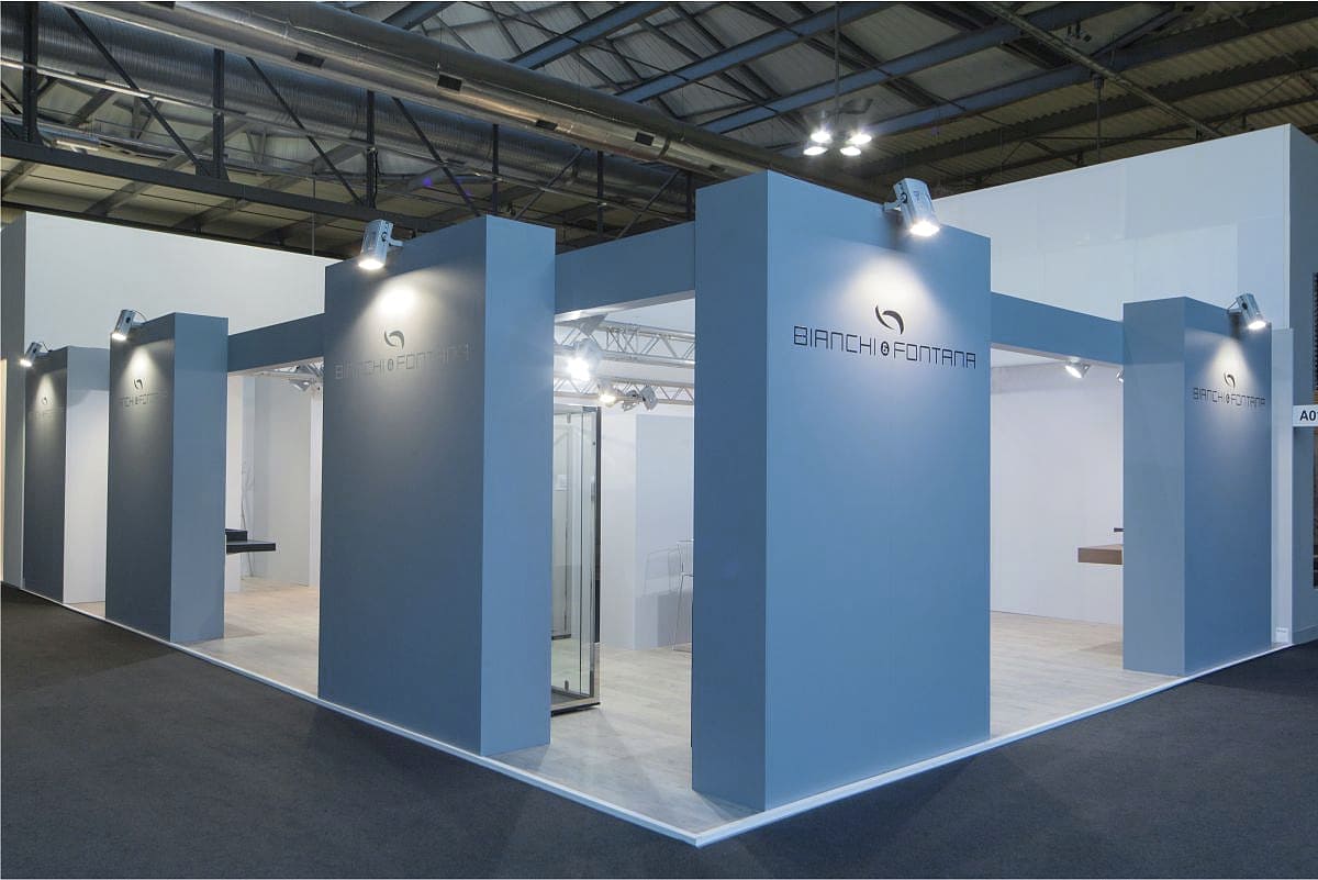 L'immagine raffigura un caso reale di allestimento fieristico: l'allestimento dello stand Bianchi & Fontana realizzato per Salone delMobile e Salone del Bagno di Milano. In particolare, nell'imagine si vede lo stand ripreso dall'esterno