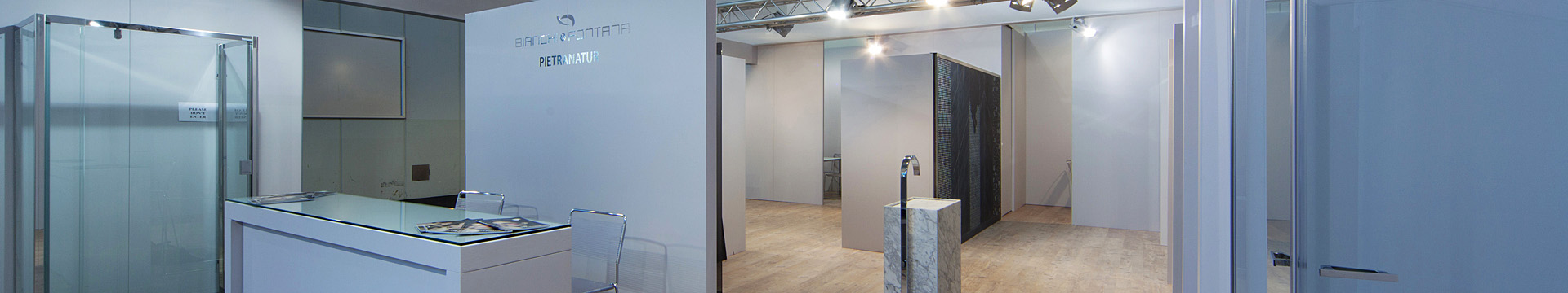 Foto che mostra il particolare di uno stand allestito per le fiere salone del bagno e salone del mobile di milano