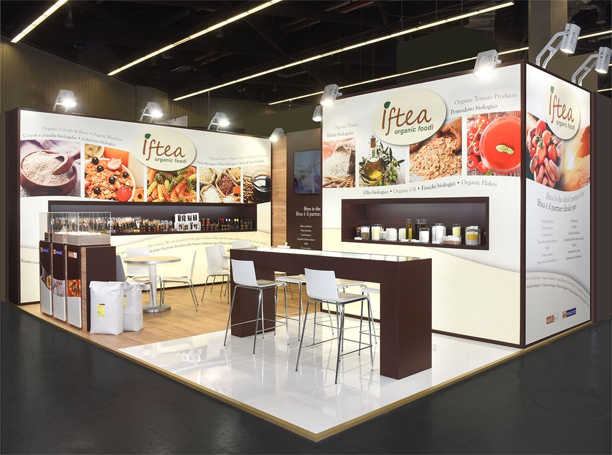 Allestimenti fieristici Sana Bologna casi reali: l'allestimento stand realizzato per Iftea L'immagine raffigura un caso reale di allestimento fieristico: l'allestimento dello stand Iftea realizzato da Diquadro in occasione di una precedente edizione della fiera Sana di Bologna.