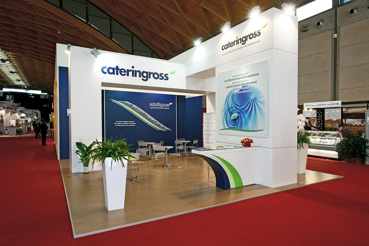 Allestimenti fieristici per Sigep di Rimini casi reali: L'allestimento stand realizzato per Cateringross L'immagine raffigura un caso reale di allestimento fieristico: l'allestimento dello stand Cateringross realizzato per fiera Sigep di Rimini. La foto mostra una vista esterna dello stand realizzato presa da Sud Ovest.