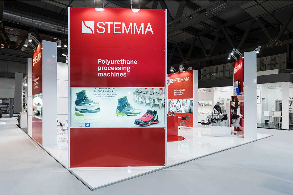 L'immagine raffigura un caso reale di allestimento fieristico: l'allestimento dello stand Stemma realizzato per fiera Simac Tanning Tech di Milano. La foto mostra una vista esterna dello stand realizzato.