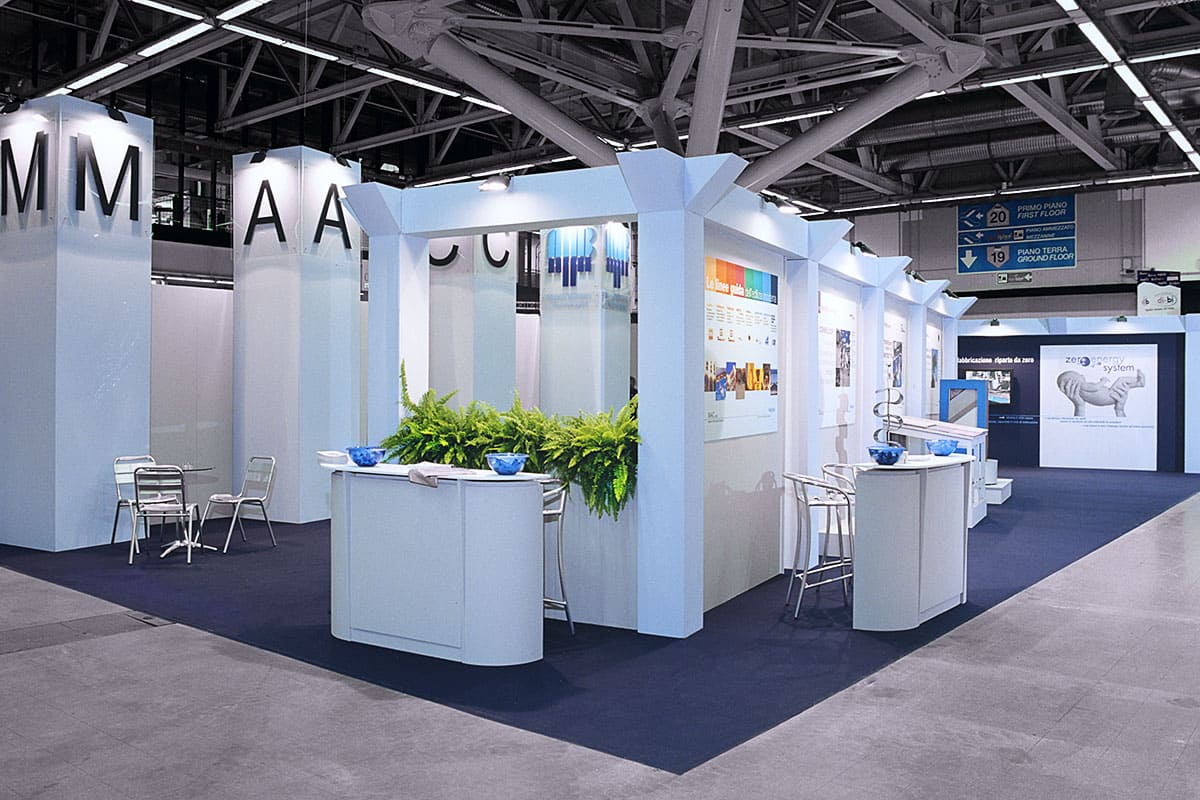 L'immagine raffigura un caso reale di allestimento fieristico: l'allestimento dello stand MAC realizzato da Diquadro in occasione di una precedente edizione della fiera Tecna, quando sichiamava Tecnargilla, di Rimini