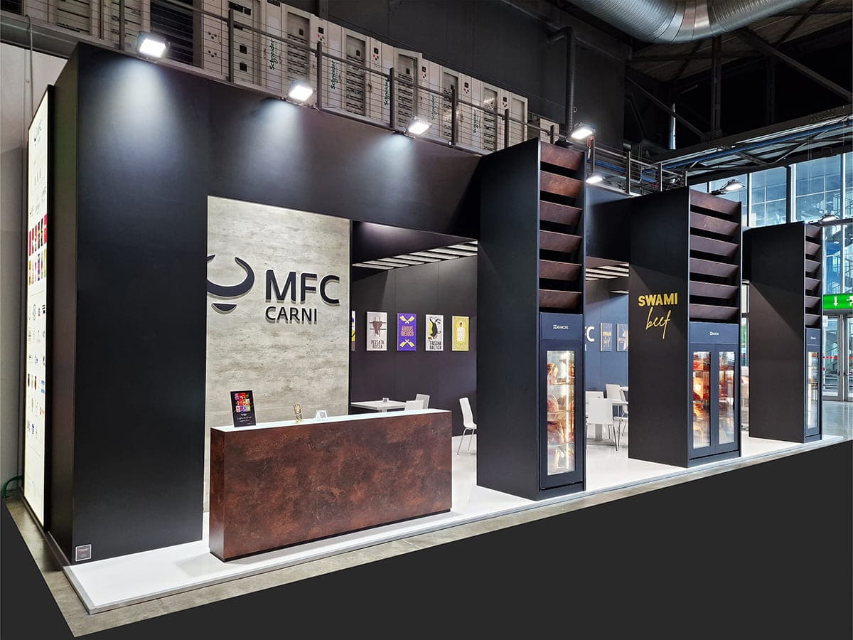 Allestimenti fieristici Tuttofood Milano casi reali: l'allestimento stand realizzato per MFC Carni L'immagine raffigura un caso reale di allestimento fieristico: l'allestimento dello stand MFC Carni realizzato da Diquadro in occasione di una precedente edizione della fiera Tutto Food di Milano
