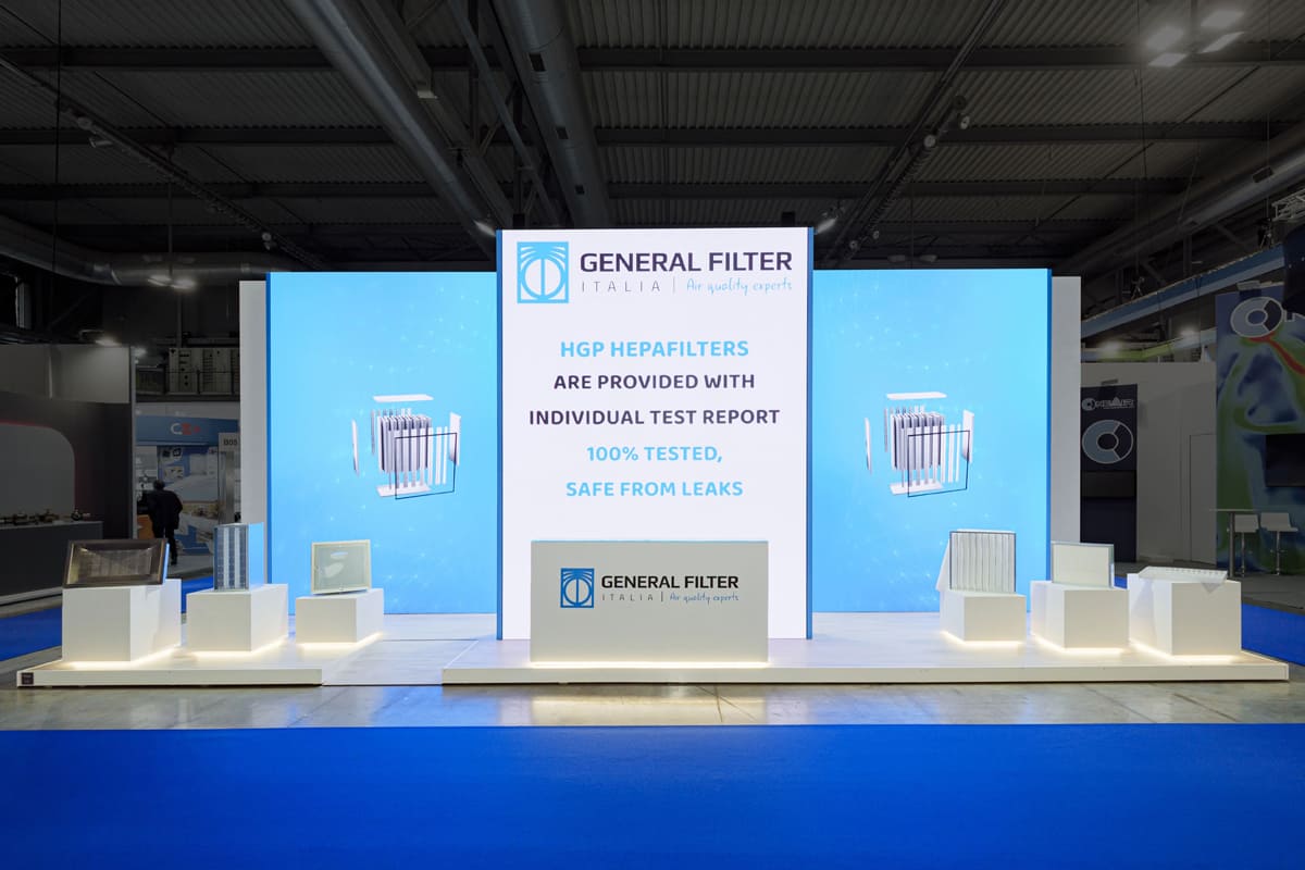 Allestimenti stand comunicativi per fiere · Un esempio di allestimento stand comunicativo per fiera L'immagine mostra un particolare di un allestimento stand comunicativo per fiera: il fronte allestito con tre ledwall per complessivi 45 metri quadrati.