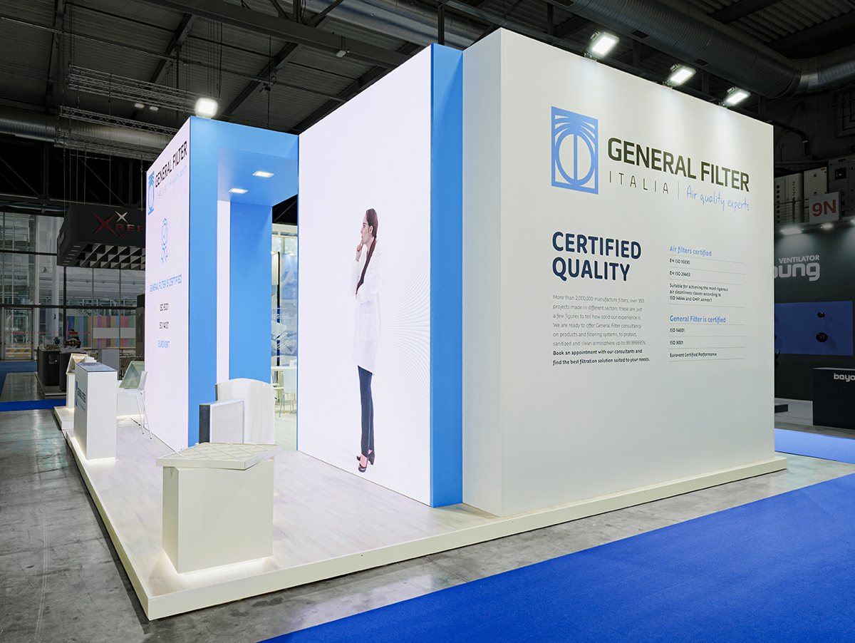 Allestimenti stand comunicativi per fiere · Un esempio di allestimento stand comunicativo per fiera L'immagine mostra lo stand precedente da una diversa angolazione, dalla quale si coglie la comunicazione aziendale grafica sul fianco destro.