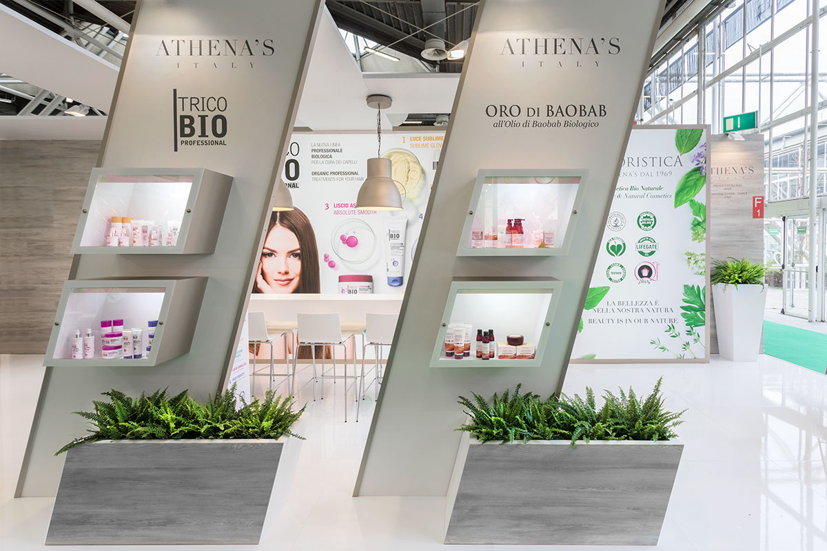 Allestimenti stand fiera Cosmofarma Bologna · Un esempio di allestimento stand fieristico realizzato: guarda come lo abbiamo sviluppato La foto mostra uno stand allestito per la mostra Cosmofarma di Bologna