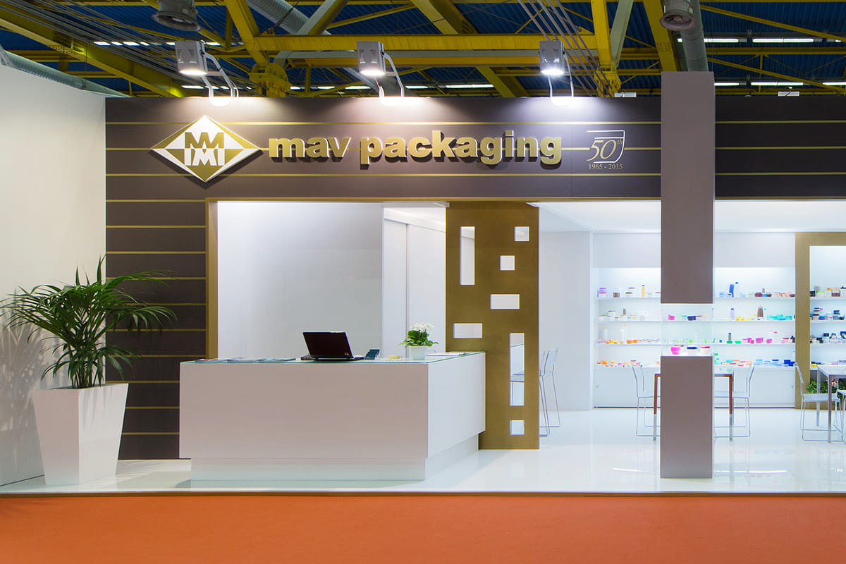 Allestimenti stand fiere Cosmoprof Cosmopack Bologna · Un esempio di allestimento stand fieristico realizzato: guarda come lo abbiamo sviluppato La foto mostra uno stand allestito per la mostra Cosmoprof Cosmopack di Bologna.