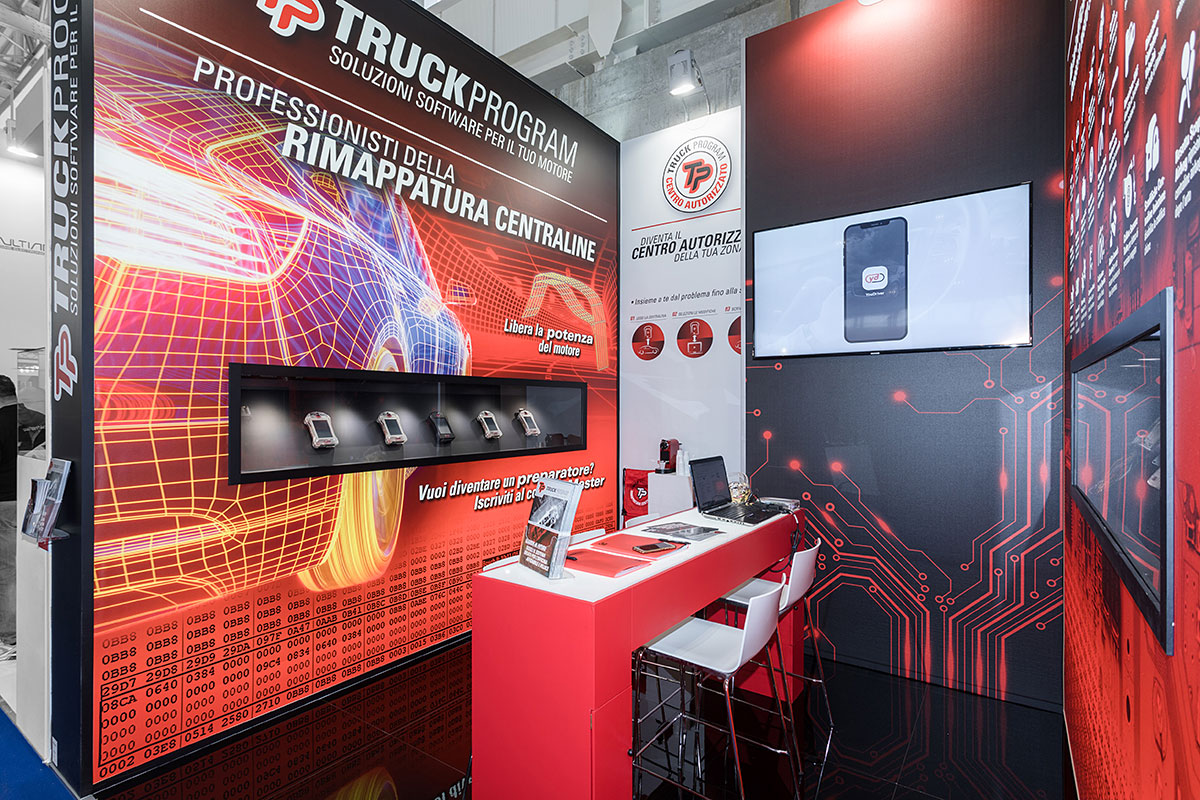 Allestimenti stand fiera Eicma Milano · Un esempio di allestimento stand fieristico realizzato: guarda come lo abbiamo sviluppato L' immagine mostra un' allestimento realizzato da Diquadro per la fiera Eicma di Milano.