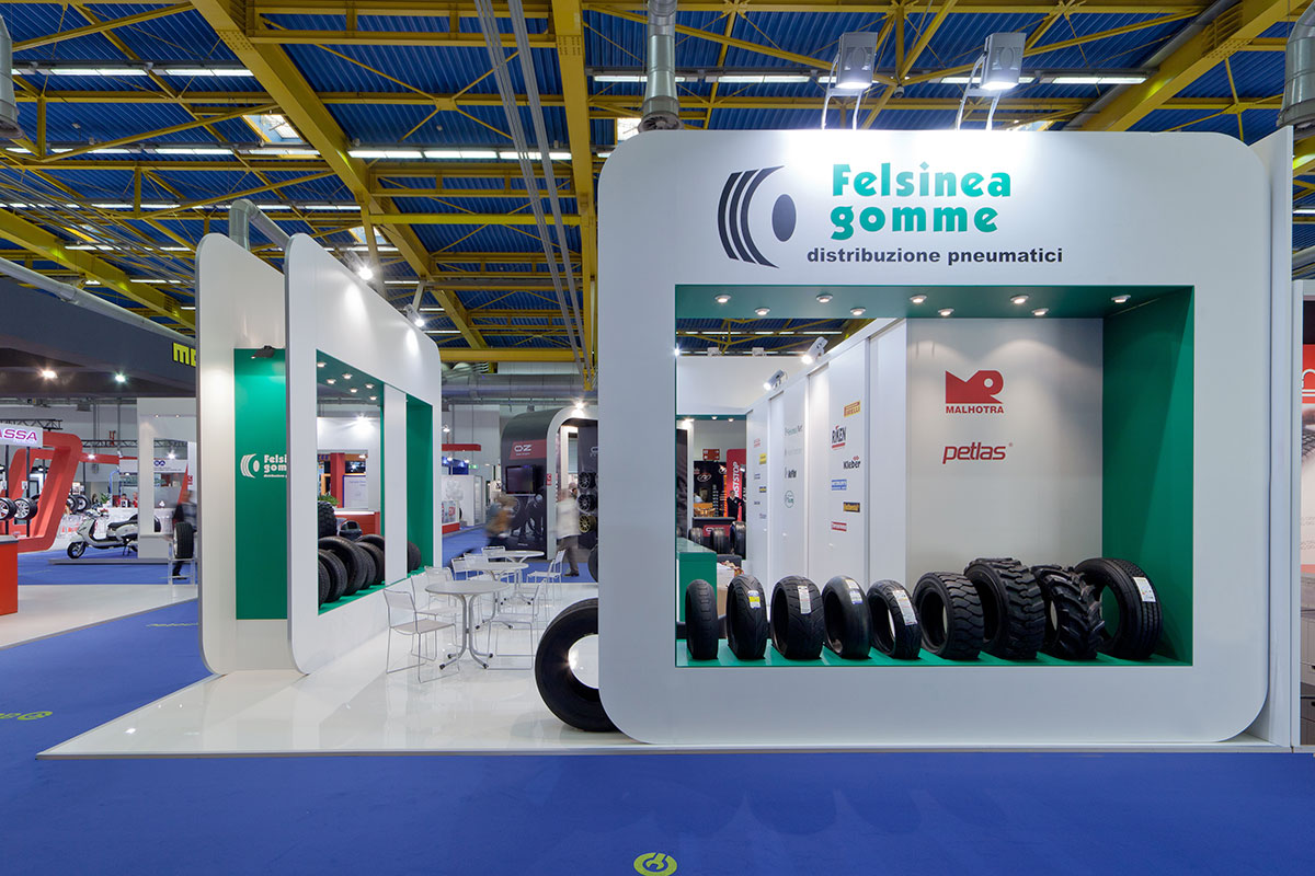 La foto mostra uno stand allestito per la mostra Eima di Bologna