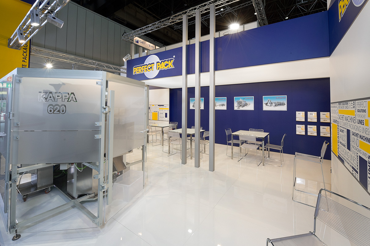 Allestimenti stand fiera Interpack Dusseldorf · Un esempio di allestimento stand fieristico realizzato: guarda come lo abbiamo sviluppato L'immagine mostra un allestimento realizzato da Diquadro per la fiera Interpack di Düsseldorf.