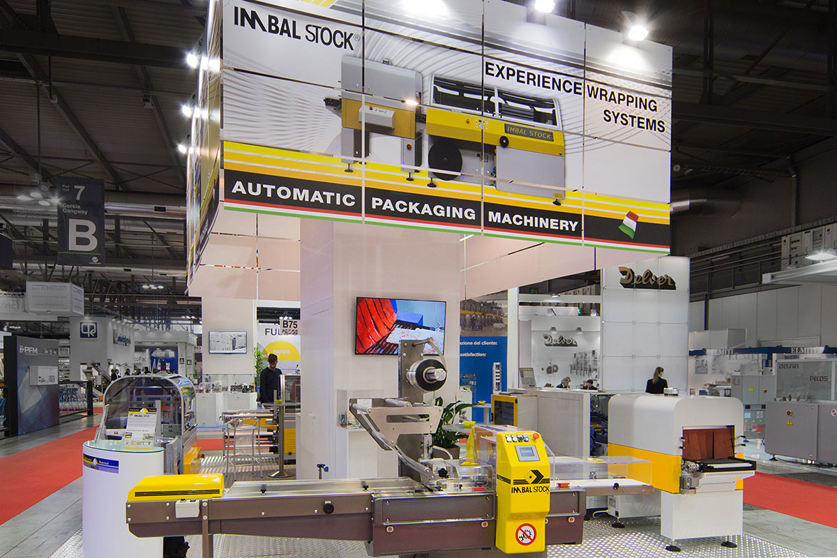 Allestimenti stand fiera Ipackima Milano · Un esempio di allestimento stand fieristico realizzato: guarda come l'abbiamo sviluppato La foto mostra uno stand allestito per la mostra Ipack Ima di Milano