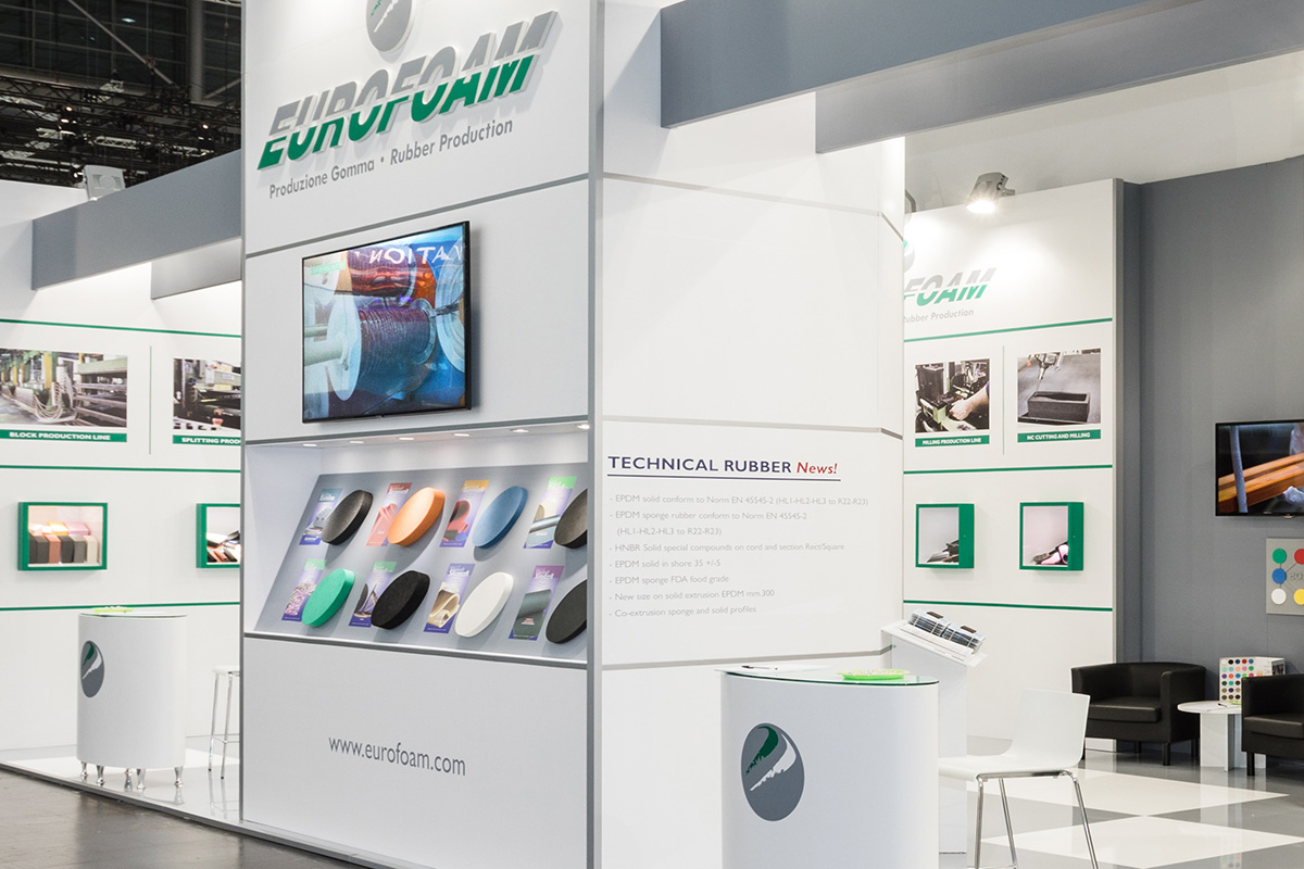 Allestimenti stand fiera Kappa Dusseldorf · Un esempio di allestimento stand fieristico realizzato: guarda come l'abbimo sviluppato L'immagine mostra un allestimento realizzato da Diquadro per la fiera K di Düsseldorf.