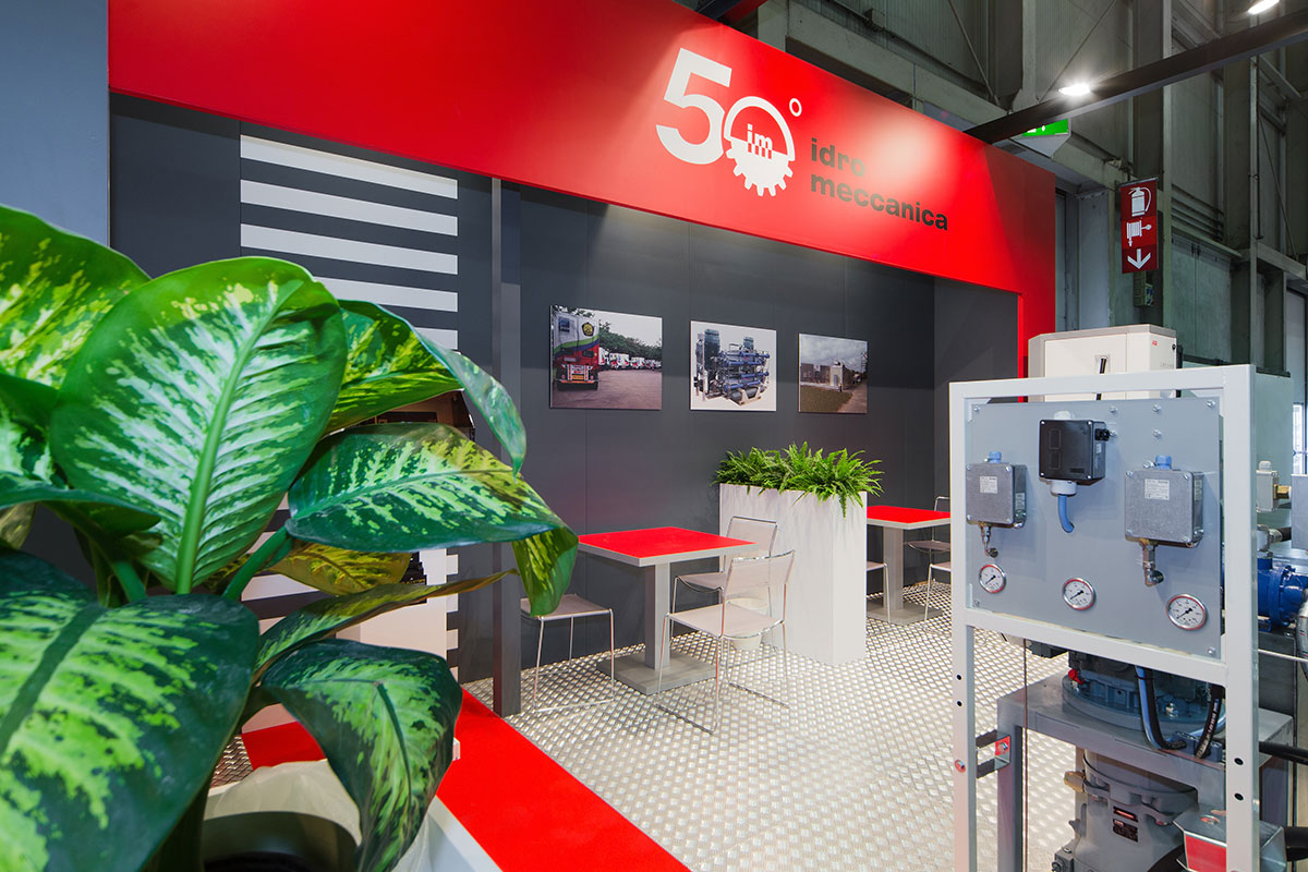 Allestimenti stand fiera Lamiera Milano · Un esempio di allestimento stand fieristico realizzato: guarda come l'abbiamo sviluppato La foto mostra uno stand allestito per la mostra Lamiera di Milano