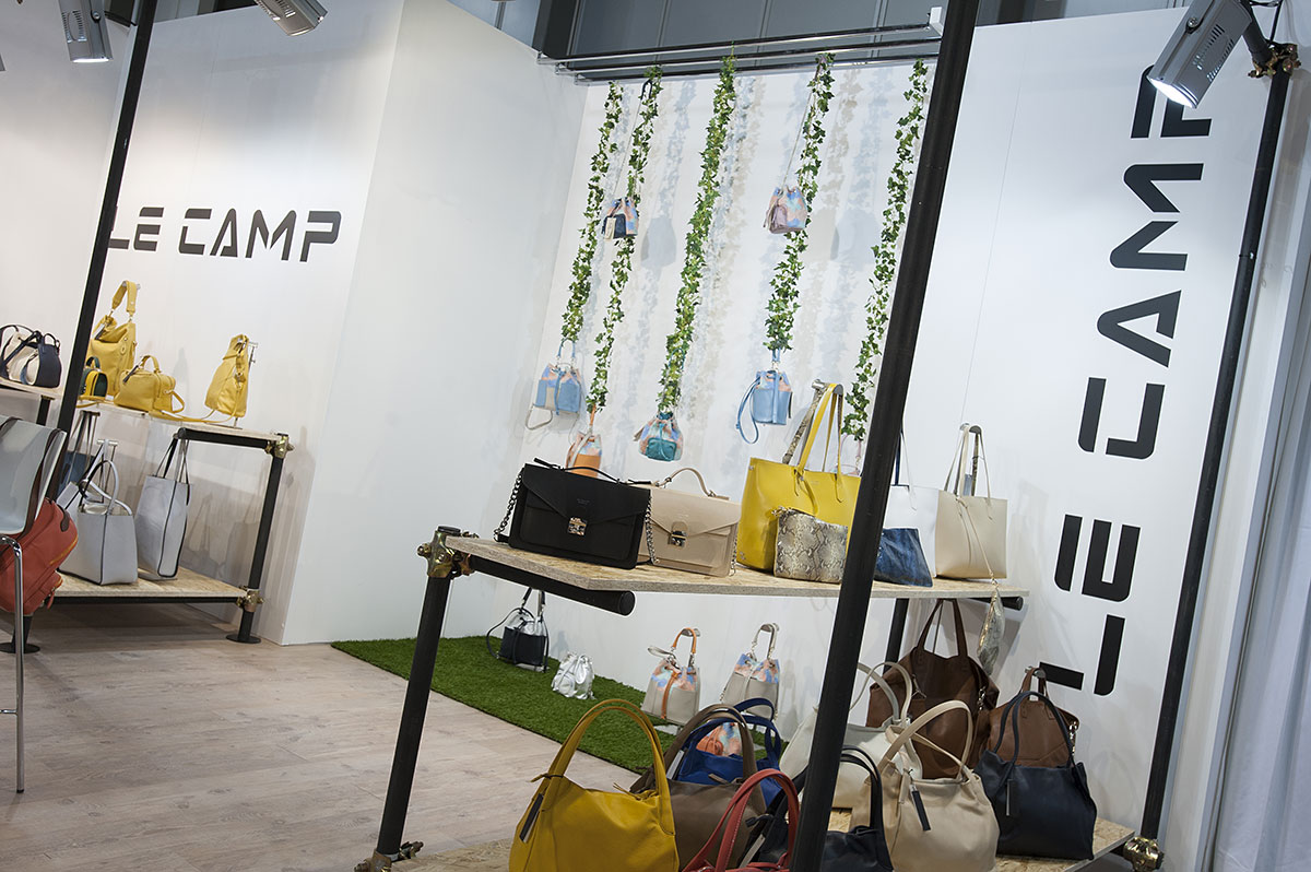 Allestimenti stand fiera Mipel Milano · Un esempio di allestimento stand fieristico realizzato: guarda come l'abbiamo sviluppato La foto mostra uno stand allestito per la mostra Mipel di Milano