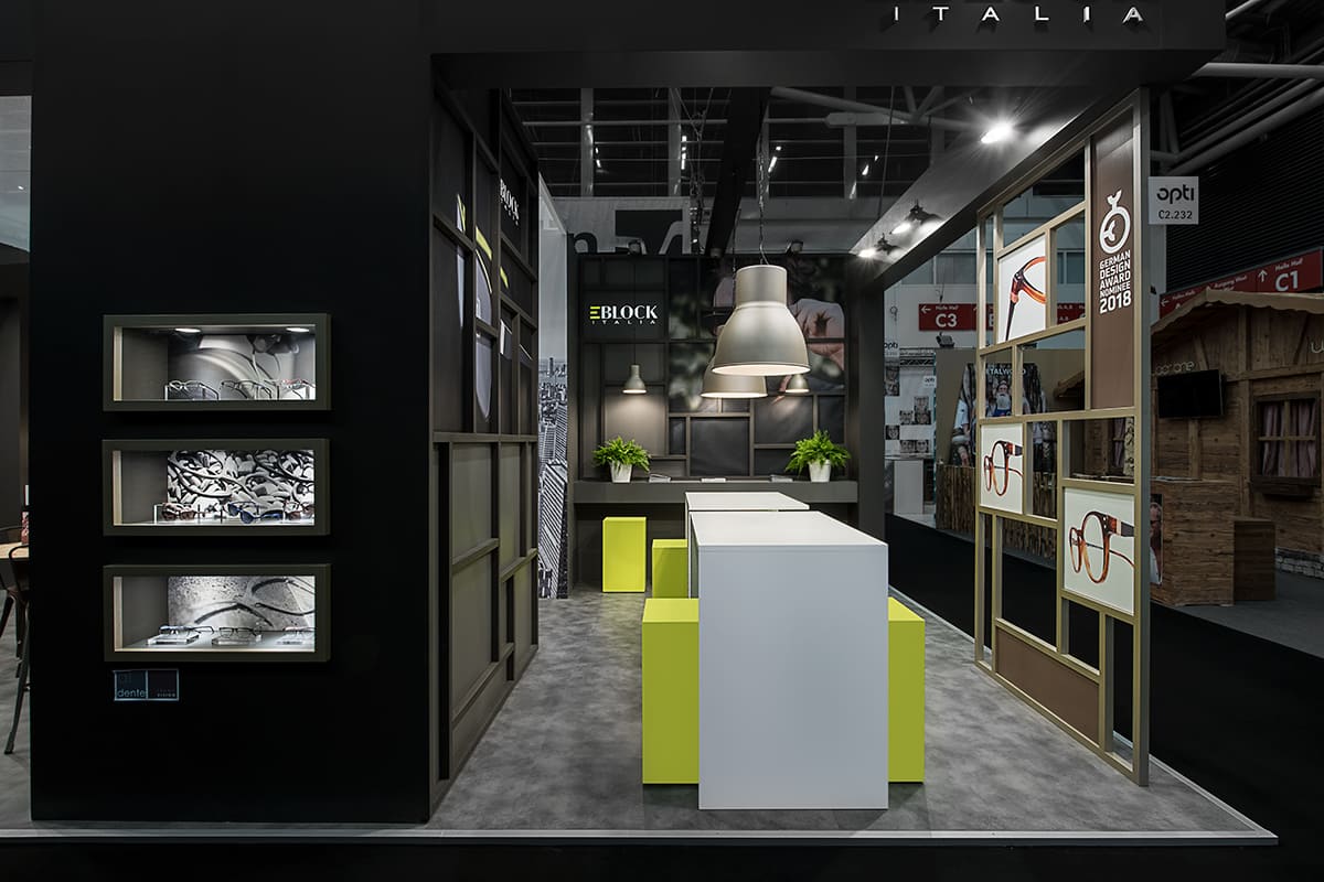 Allestimenti stand fiera Opti di Monaco · Un esempio di allestimento stand fieristico realizzato: guarda come l'abbiamo sviluppato La foto mostra uno stand allestito per la mostra Opti di Monaco
