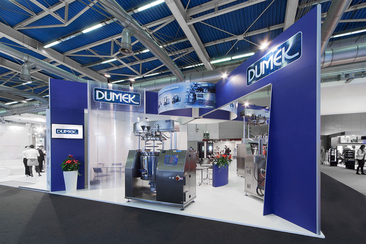 Allestimenti stand fiera Pharmintech Milano · Un esempio di allestimento stand fieristico realizzato: guarda come l'abbiamo sviluppato La foto mostra uno stand allestito per la mostra Farmintec di Milano