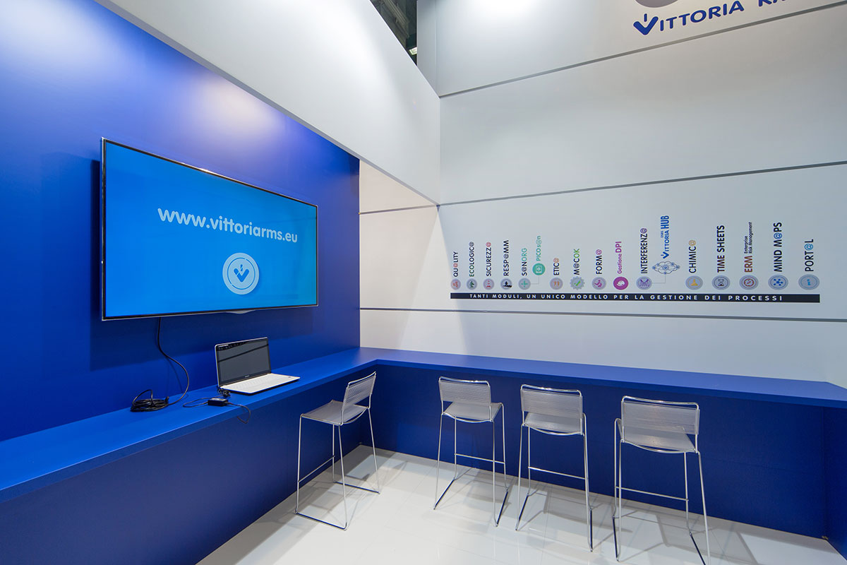 Allestimenti stand fiera Saie Bologna · Un esempio di allestimento stand fieristico realizzato: guarda come l'abbiamo sviluppato La foto mostra uno stand allestito per la mostra Saie di Bologna