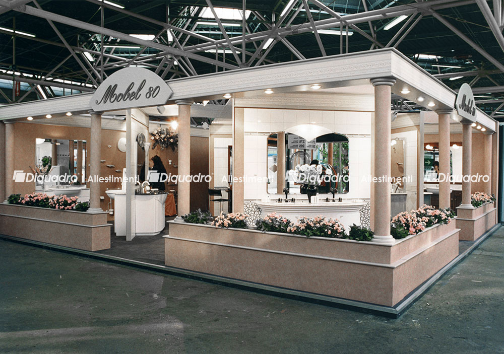 L' immagine raffigura un esempio di allestimento stand fieristico progettato e realizzato da Diquadro per Salone del Mobile e Salone del Bagno di Milano.