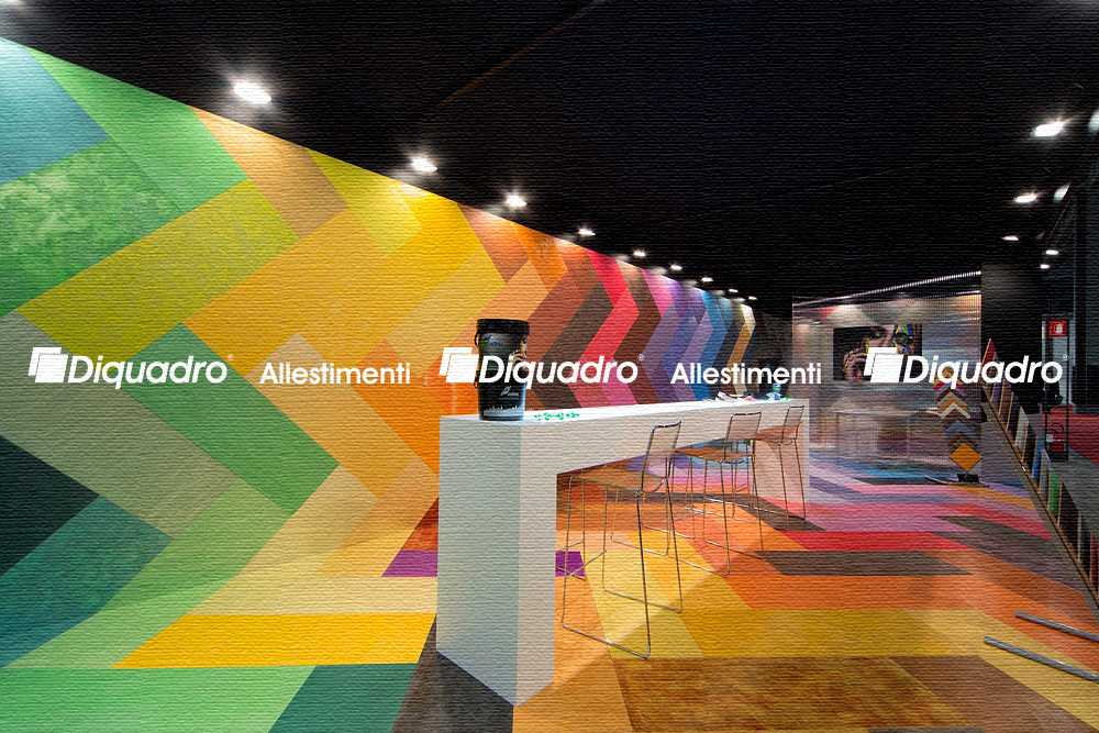 VISTA SUD OVEST | Fotografia dello stand Saber Color Srl realizzato da Diquadro in una precedente edizione di Made Expo di Milano che mostra una vista da Sud Ovest dell' allestimento.