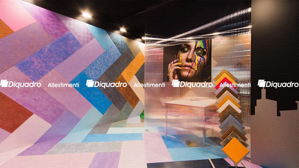 VISTA DECORAZIONE | Fotografia dello stand Saber Color realizzato da Diquadro in una precedente edizione di Madeespo di Milano che mostra un particolare della decorazione realizzata nell' allestimento delleo stand